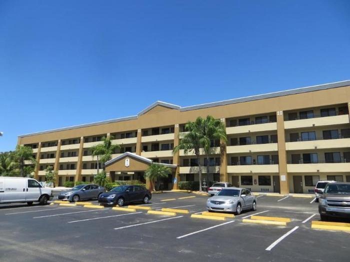 Hotel Super 8 by Wyndham Fort Myers - Bild 1