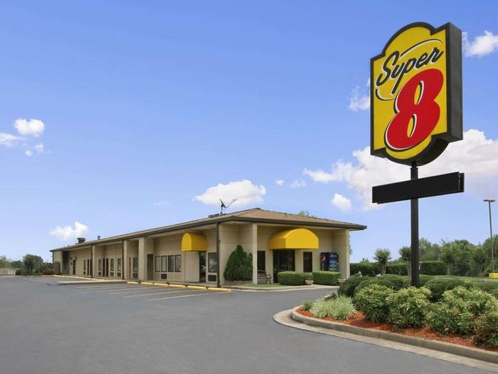 Super 8 by Wyndham Tupelo Airport - Bild 1