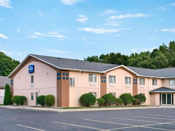 Hotel Baymont Inn & Suites by Wyndham Swanton/Toledo Airport - Bild 1
