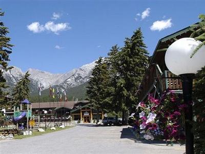 Hotel Rundle Mountain Lodge - Bild 2