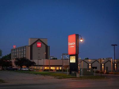 Hotel Ramada by Wyndham Cedar Rapids - Bild 2